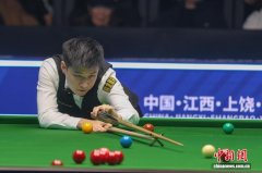 中国首位斯诺克世锦赛冠军赵心童：扛住压力努力学习变得更强