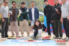 四川：冰雪趣味运动吸引民众